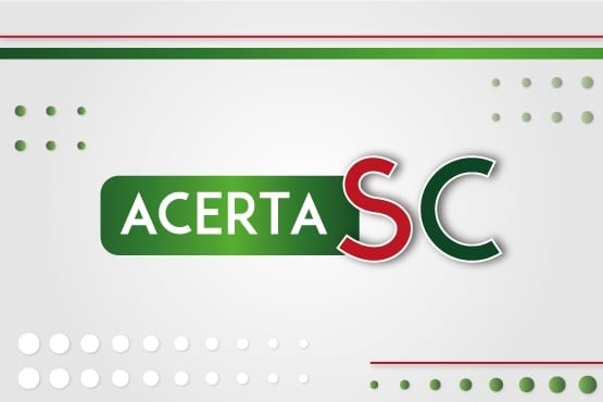 Arte gráfica do projeto Acerta/SC. Ao centro está escrito “ACERTA SC” em caixa alta e nas cores vermelho, branco, verde escuro e claro e, nas extremidades da imagem, estão elementos gráficos que variam de círculos e linhas nas mesmas cores descritas anteriormente.