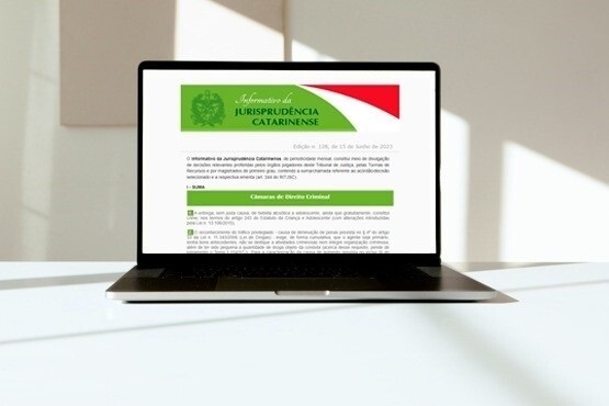 A imagem mostra a tela de um laptop exibindo um documento ou site. O documento tem um cabeçalho verde com o texto "Jurisprudência Catarinense" e um logotipo no canto superior direito.