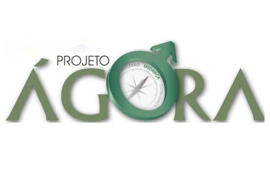 A imagem é um logotipo do "Projeto Ágora". A palavra "ÁGORA" está escrita em letras maiúsculas e em um tom de verde. A letra "O" na palavra "ÁGORA" é substituída por um símbolo masculino (um círculo com uma seta apontando para cima e para a direita). Dentro desse círculo, há uma bússola com as palavras "DIREÇÃO", "MUDANÇA" e "CONHECIMENTO" escritas ao redor. Acima da palavra "ÁGORA", está a palavra "PROJETO" em letras menores e na cor preta.